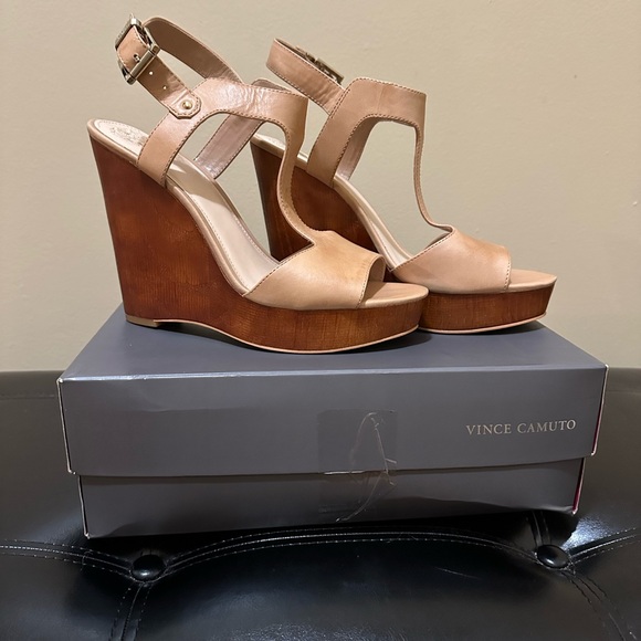 Vince Camuto Shoes - Vince Camuto VC-MATHIS Almond Toast Wedge Sandals with T-Strap Design Sz 10